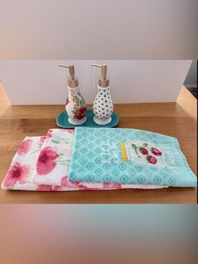 Pioneer Woman Vintage Floral Ceramic Soap & Lotion Pump Set w/Tray and 3 Towels